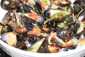 Mussels with Tomatoes & Wine Sauce